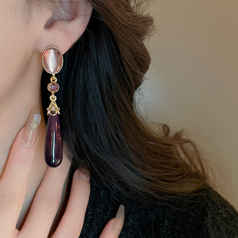 Designer style diamond inlaid resin water drop earrings, artistic retro light luxury long earrings, antique style earrings_voghion.com