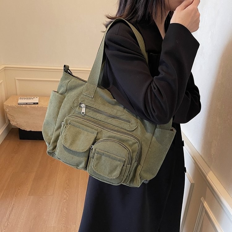 Nuevo bolso de mano transfronterizo, nuevo bolso de hombro para estudiantes universitarios en clase.