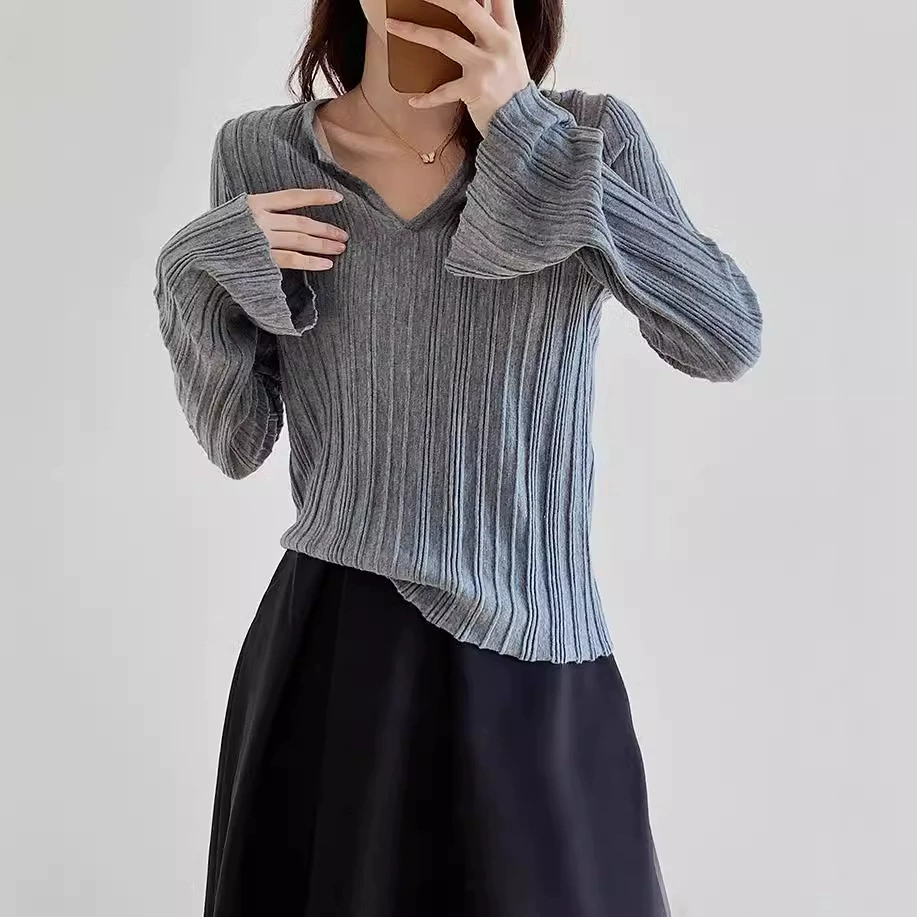 V-образный модный тонкий шикарный чехол для нишевых 2024 новых трикотажных тонких нежных и гладких женских трикотажных свитеров