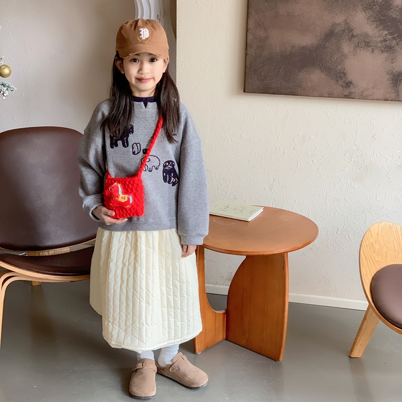 2026 bolsas de Año Nuevo para niños caricaturas lindas bolsas de hombro para niños y niñas ganchos de lana a mano sobre rojo de Año Nuevo