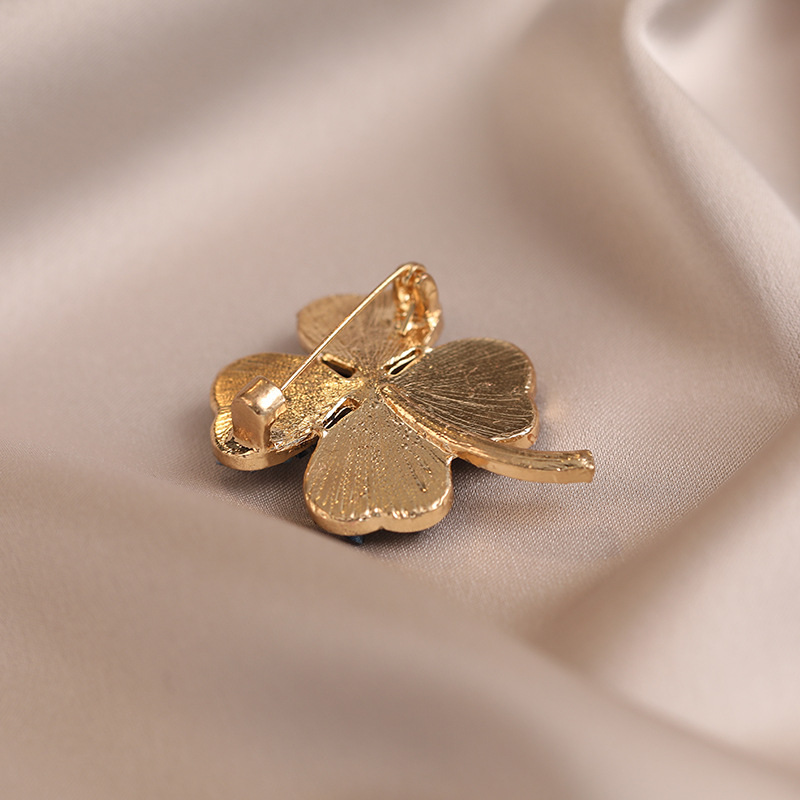 2025 New Four-Leaf Clover Crystal Brooch High-End Luxury Versatile and Elegant Suit Accessory
