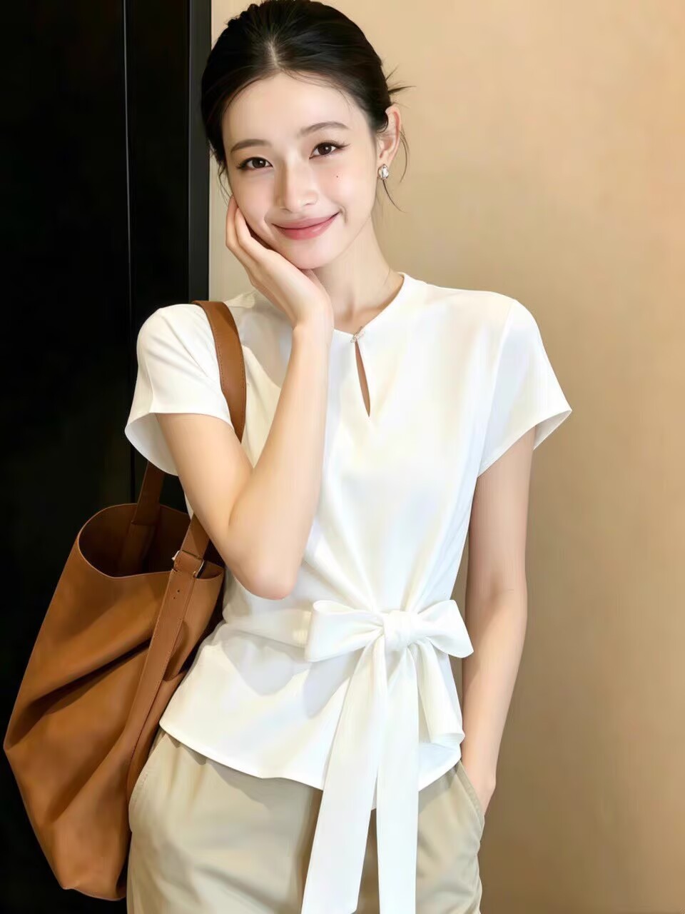 Áo sơ mi nữ trắng dây buộc nơ bướm eo, tay ngắn, phong cách trẻ trung — màu trắng