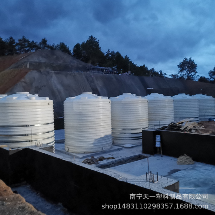 南宁各型号平底PE水箱,30吨工地用储水塔,40方PE塑料储罐厂