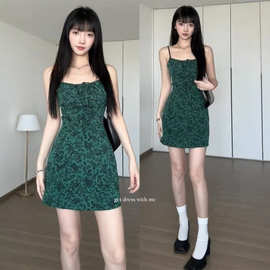 绿色无袖吊带碎花连衣裙子女夏季2026新款小个子茶歇法式梨形身材