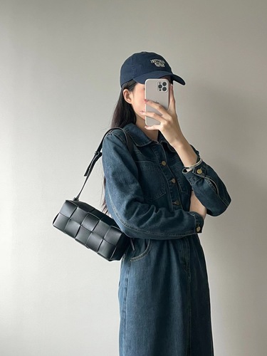 A niche, high-end influencer's favorite, genuine leather woven single-shoulder, underarm handbag -  Spring/Summer new women's bag