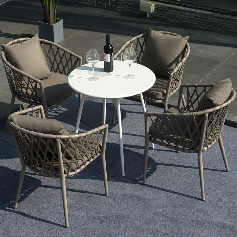 Conjunto de mesa y sillas para exteriores, mesa y sillas de comedor de ratán para patio de villa, conjunto de tres piezas de silla de ratán para balcón nórdico, muebles sencillos, material de ratán.