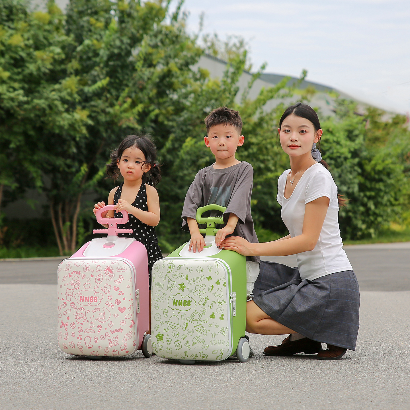 Hani Baby children's luggage can be used as a ride-on vehicle, suitable for boys and girls to take on board as a carry-on item, and is a pull-along suitcase for taking babies out for a stroll