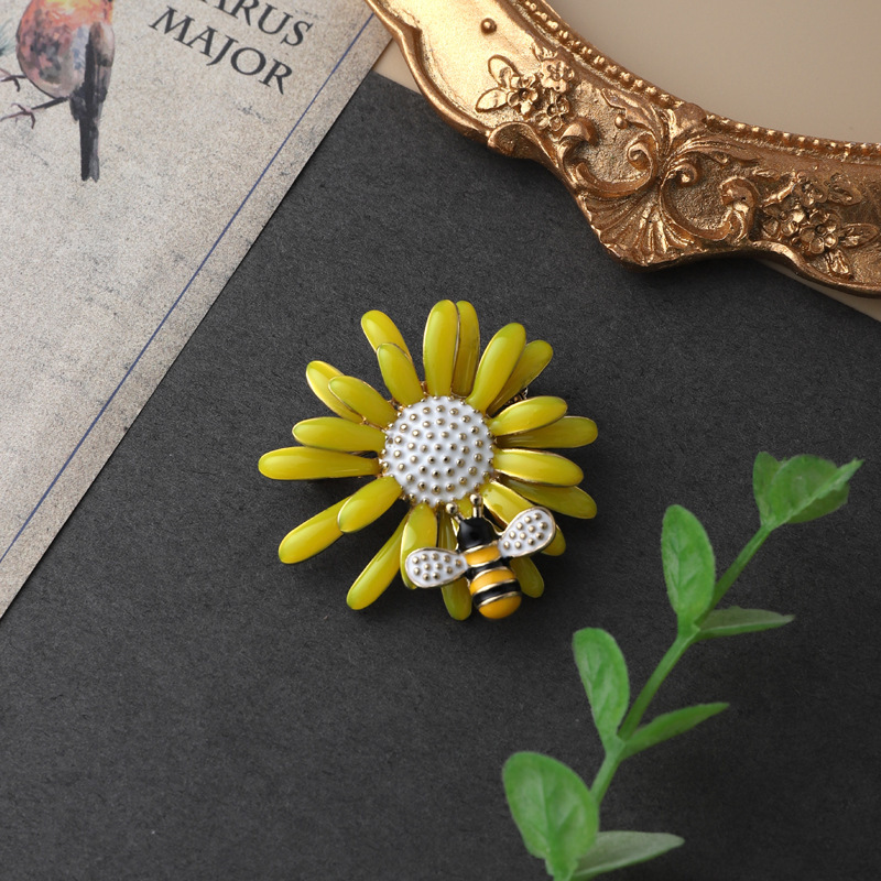New fashion retro Baroque brooch female enamel plant animal pin accessories in stock wholesale one-piece delivery