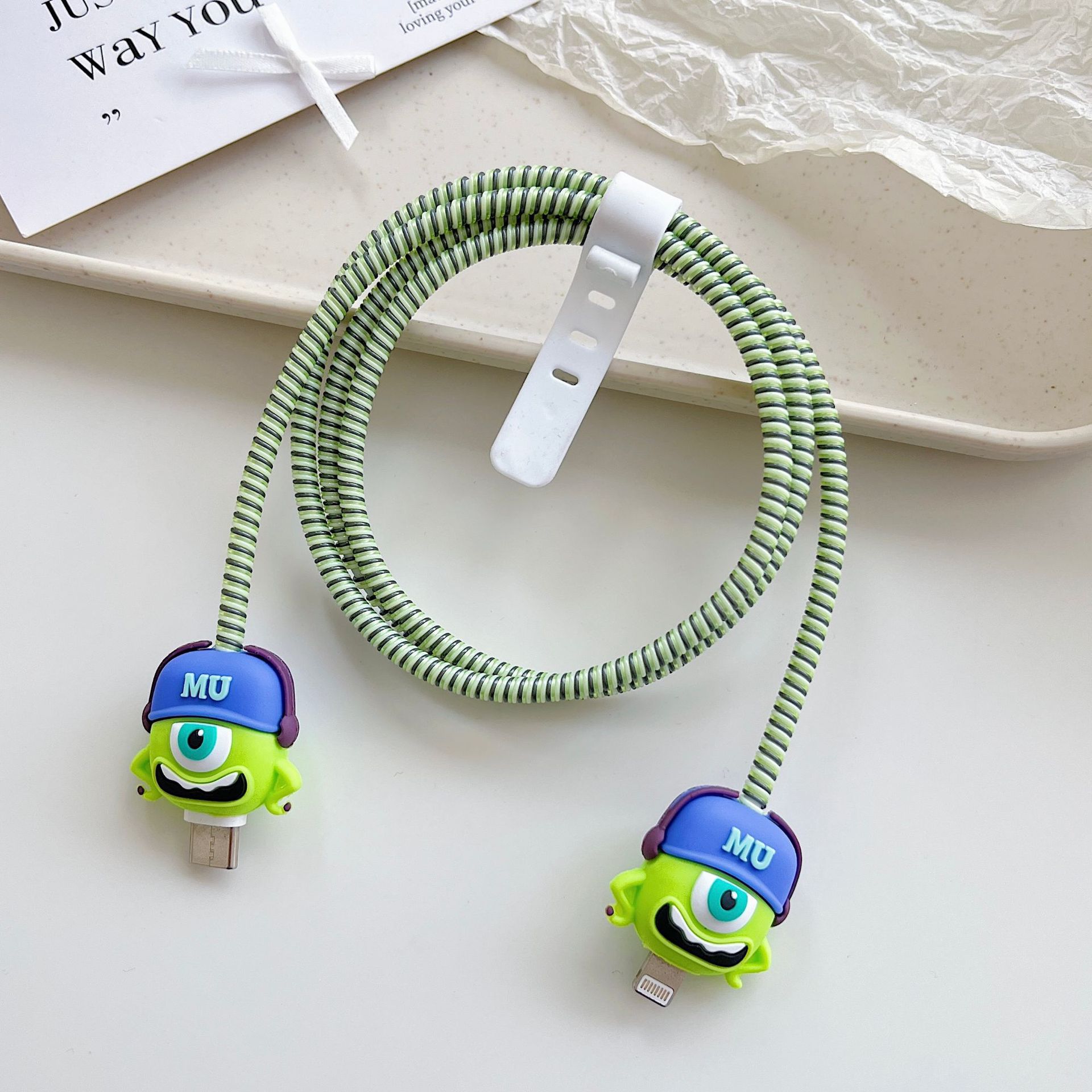 Amazon cartoon cable de datos cubierta adecuada para Apple Android cable de datos de carga rápida cuatro piezas en stock al por mayor