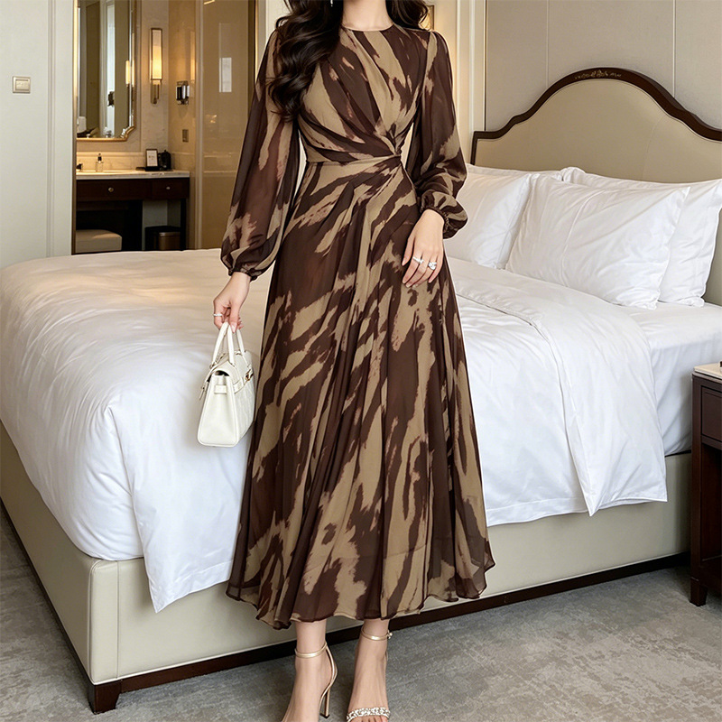 Đầm maxi nữ thắt eo cổ tròn thiết kế xếp li họa tiết in hoa — nâu đỏ chi tiết 6