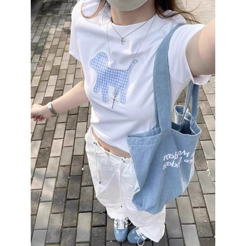 Вышитый щенок белая футболка с короткими рукавами на плече женская летняя 2025 новая ниша тонкая тонкая короткая горячая девушка топ