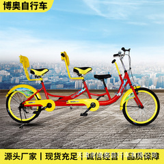 二人の親子自転車が四人並んで四輪親子旅行レンタル一体輪観光自転車に乗ります。