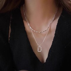 二重畳は銀貨のネックレスをかぶっています。