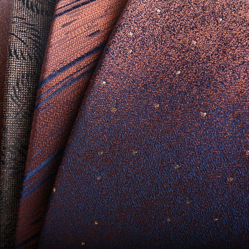 Set cravatta e pochette da uomo elegante rigata marrone_voghion.com