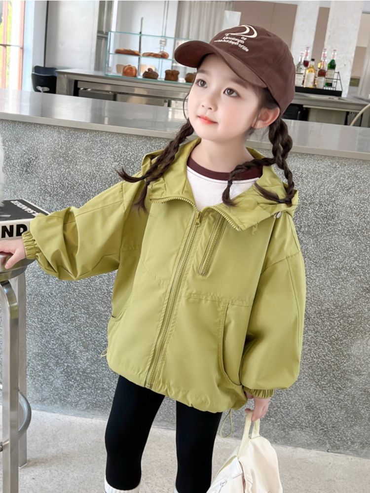 Niñas encapuchadas trajes de asalto a prueba de viento 2025 nuevos niños primavera y otoño estilo exterior casual niñas chaqueta deportiva al aire libre
