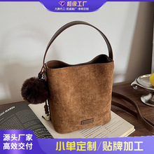 跨境今年流行包女2026秋季新款时尚百搭复古磨砂水桶包质感斜挎包