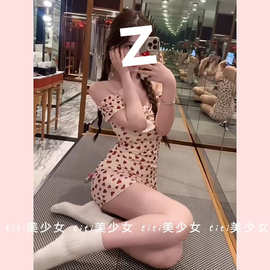 性感风爱心印花一字肩连衣裙女2026春纯欲度假风绝美设计感包臀裙