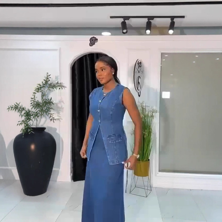Completo da donna alla moda composto da top senza maniche in denim e gonna lunga con dettaglio tasca a bottone, stile americano, nuovo_voghion.com