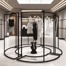 服装店弧形中岛货架中间摆放铁艺黑色陈列架组合女装店衣服展示架