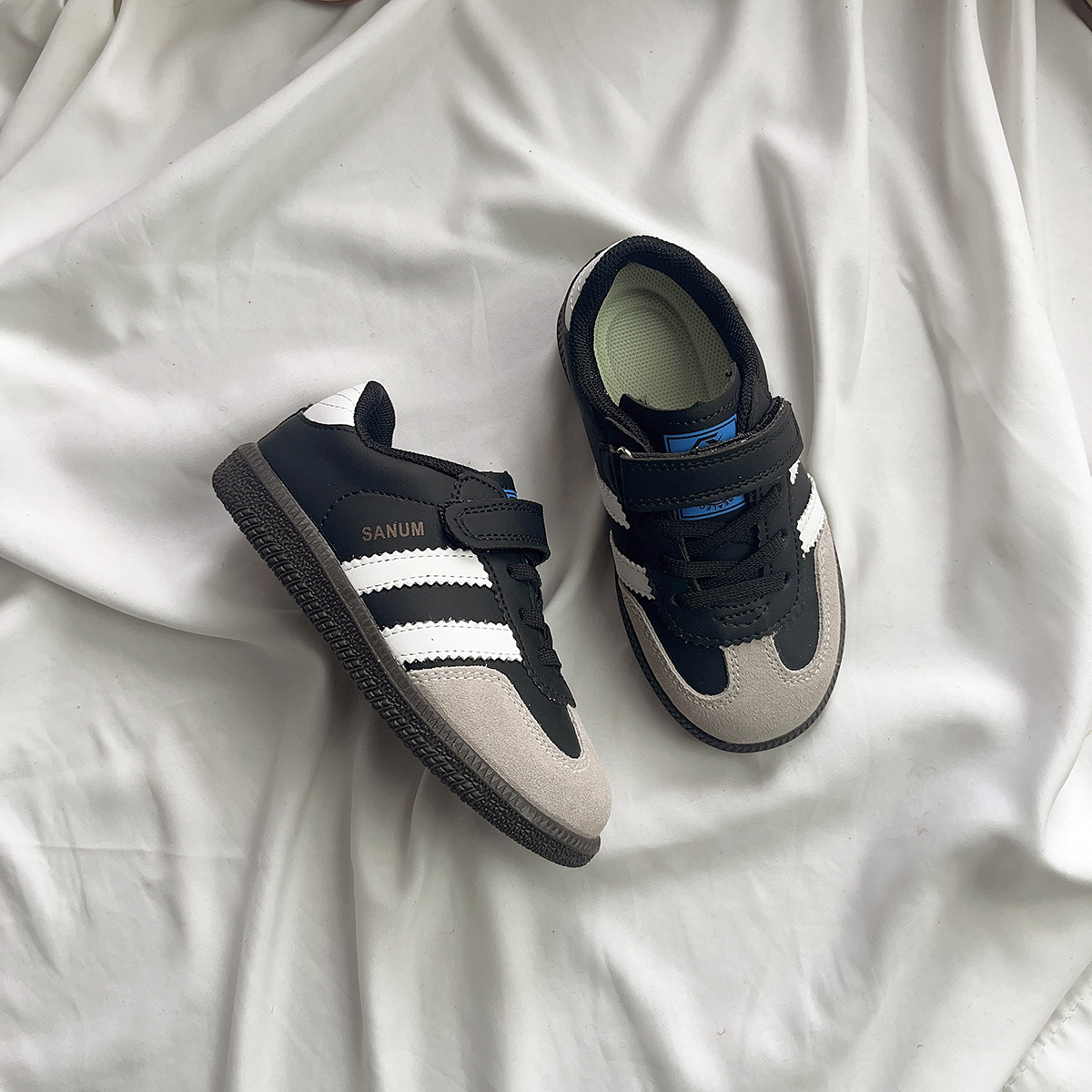 Zapatos infantiles transfronterizos fresas rojos zapatos deportivos infantiles niñas zapatos de entrenamiento para niñas zapatos de skate casuales zapatos bebés primavera y otoño