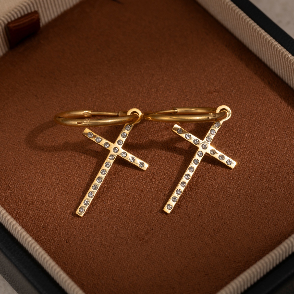 Pendientes de acero inoxidable europeo y americano de Tena Pendientes de cruz de circonio de lujo ligero de alta calidad Pendientes de acero de titanio Mujeres delicadas de nicho