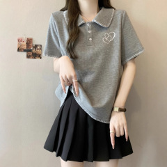 大きいサイズの女装のデザイン感の刺繍の肩のpoloの襟の半袖のtシャツの女性の太っているMMの洋気は年齢を減らしてやせている上着の女性を現します。