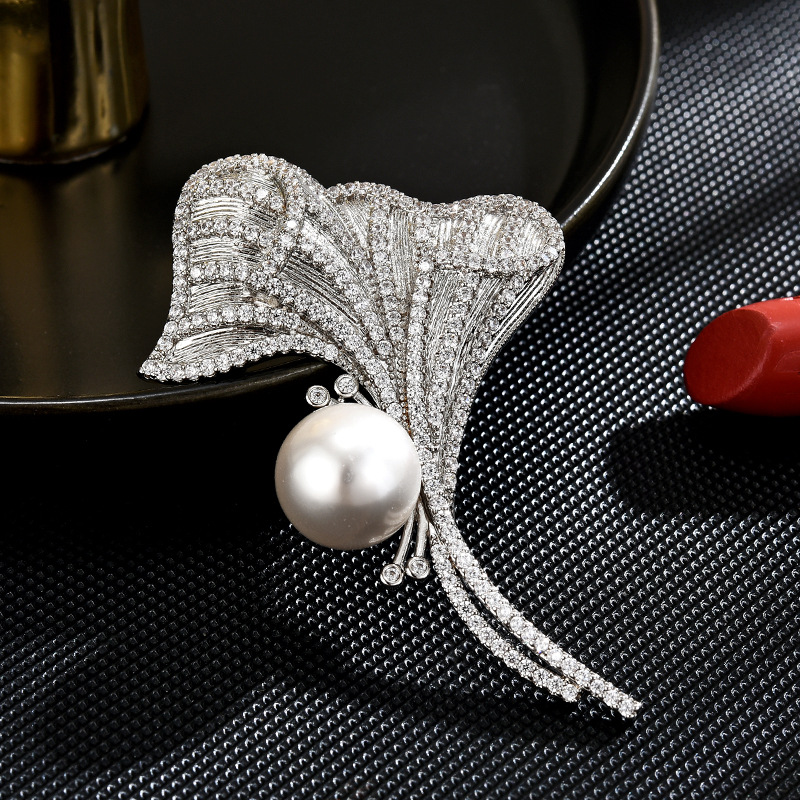 Modieuze Europese en Amerikaanse Franse retro INS zware ambachtelijke broche met volledige zirkoon en ginkgo, luxe accessoire voor dames_voghion.com