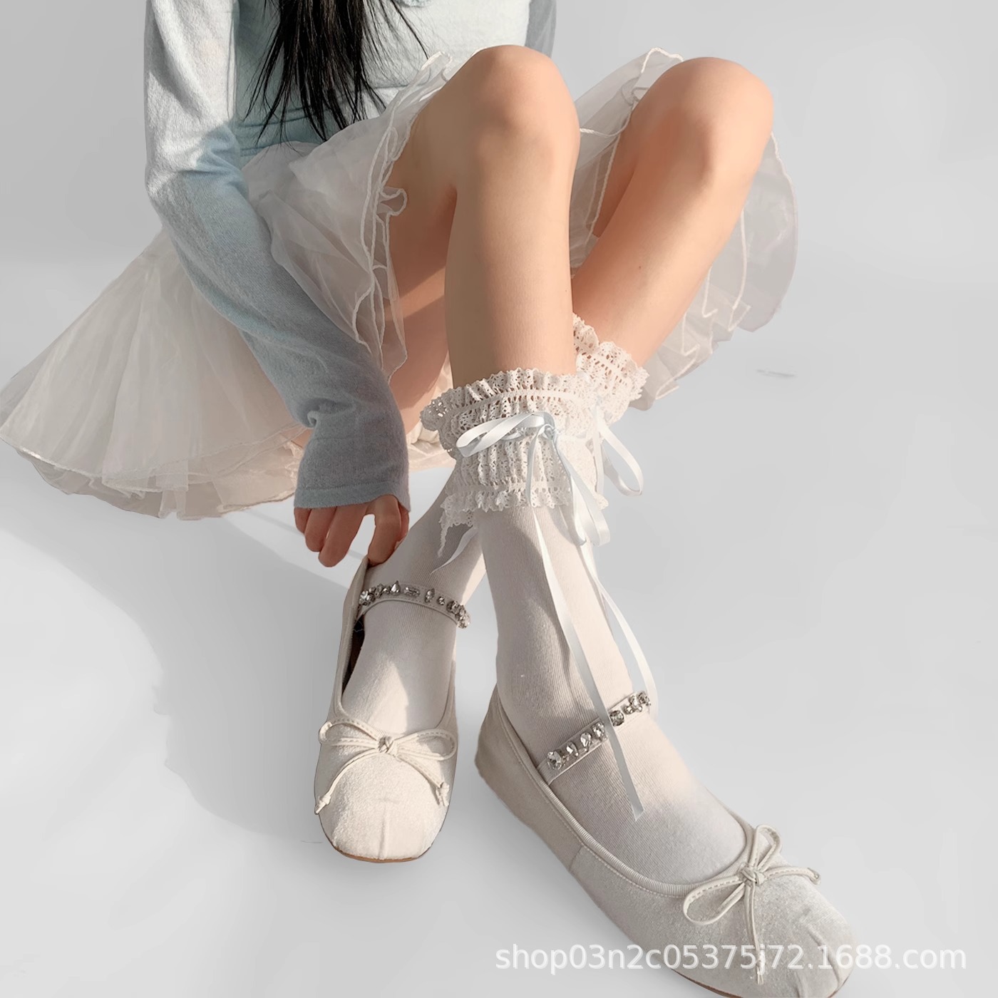 夜の授業室の白い中筒の靴下の女性のレースのリボンの蝶結びの甘い妹のバレエの風のlolitaの靴下