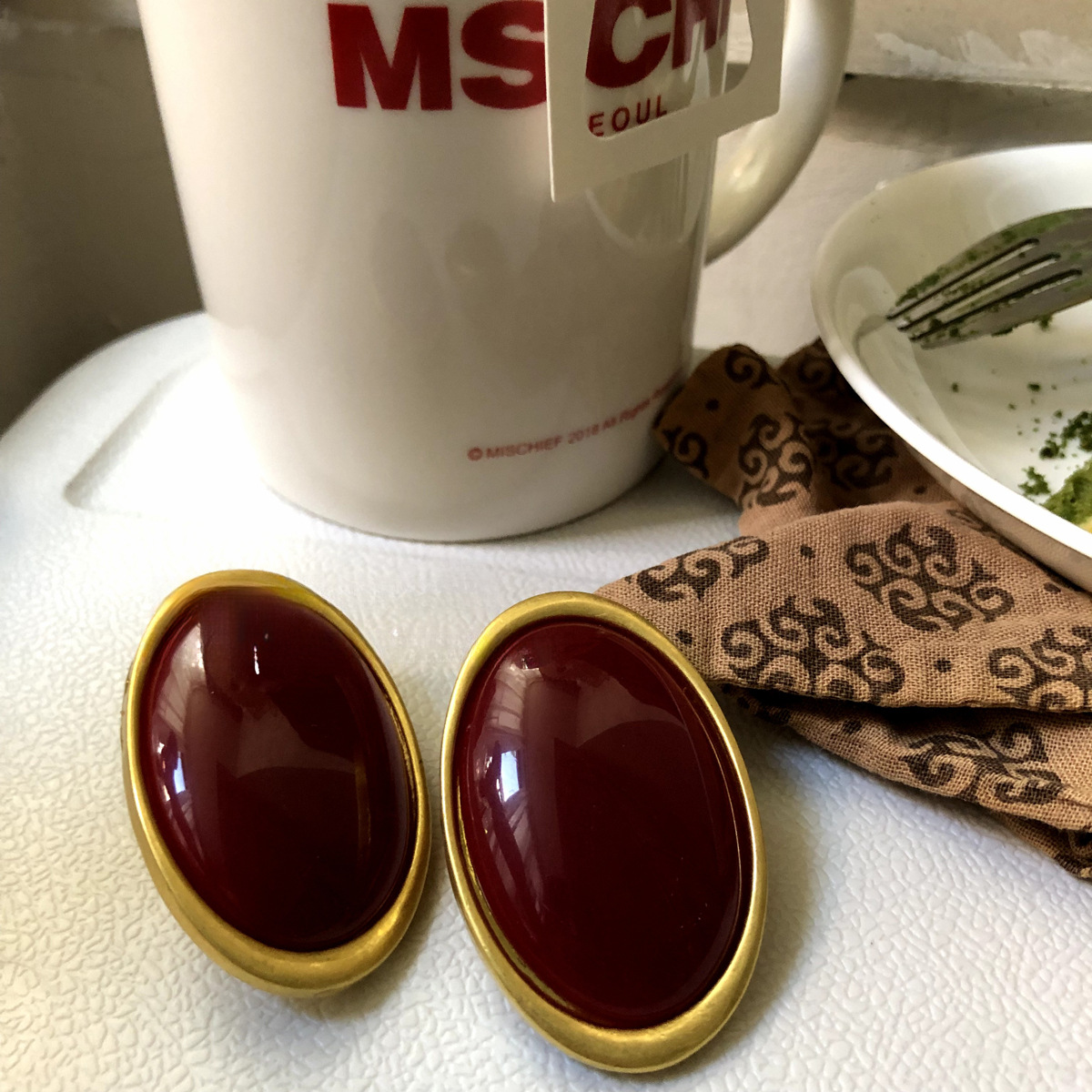 Aguja de plata Encola rojo ovalado Pendientes de diseño retro femenino Pendientes de temperamento de moda Lujo ligero Sentido avanzado