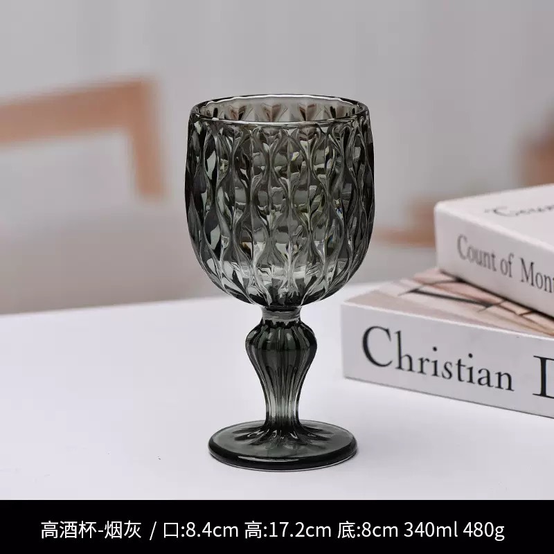Vasos de hollín con gotas de agua