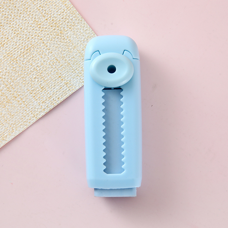 押し引き式の小学生の消しゴムは芯を取り替えることができます。|undefined
