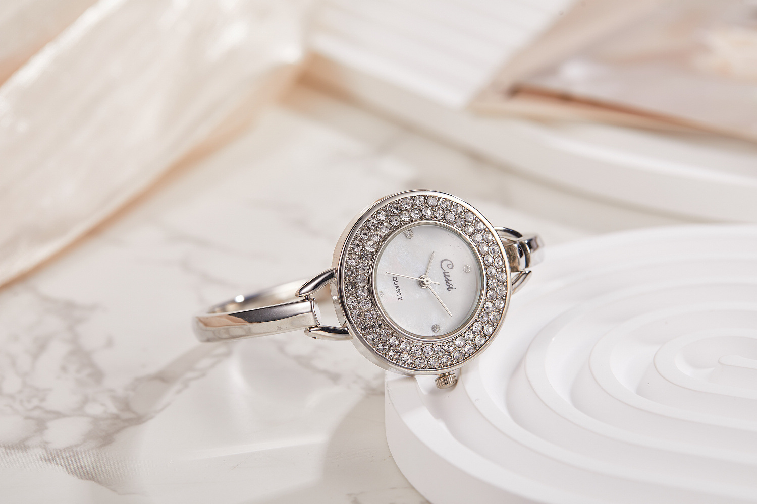 Orologio da donna elegante con bracciale traforato alla moda_voghion.com