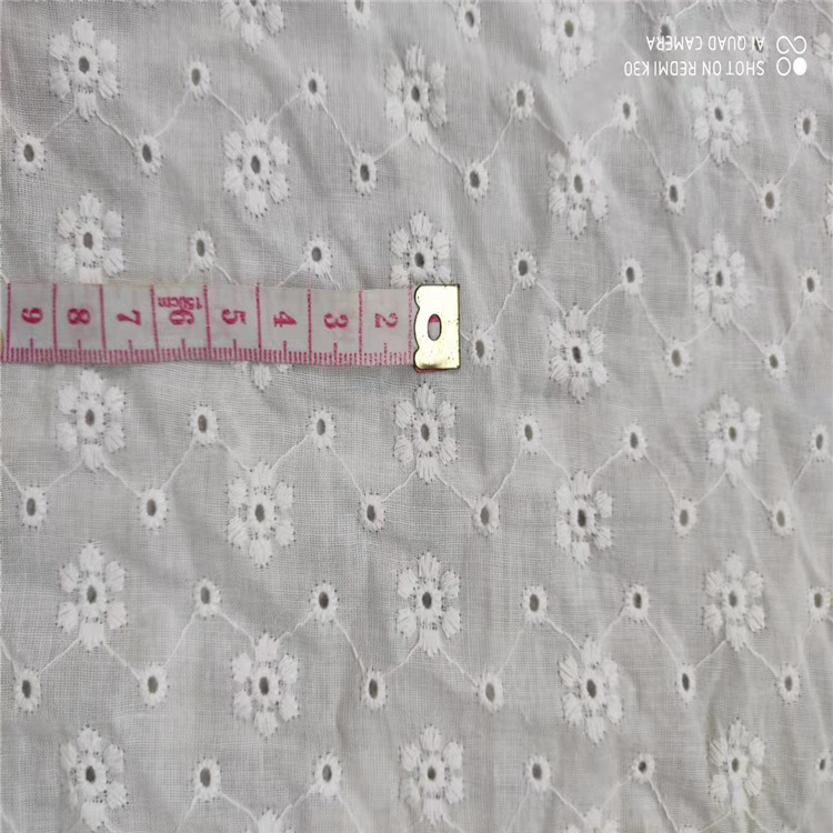 9088棉布镂空花边面料 雏菊镂空女衬衣上衣白色绣花布料 厂家直销