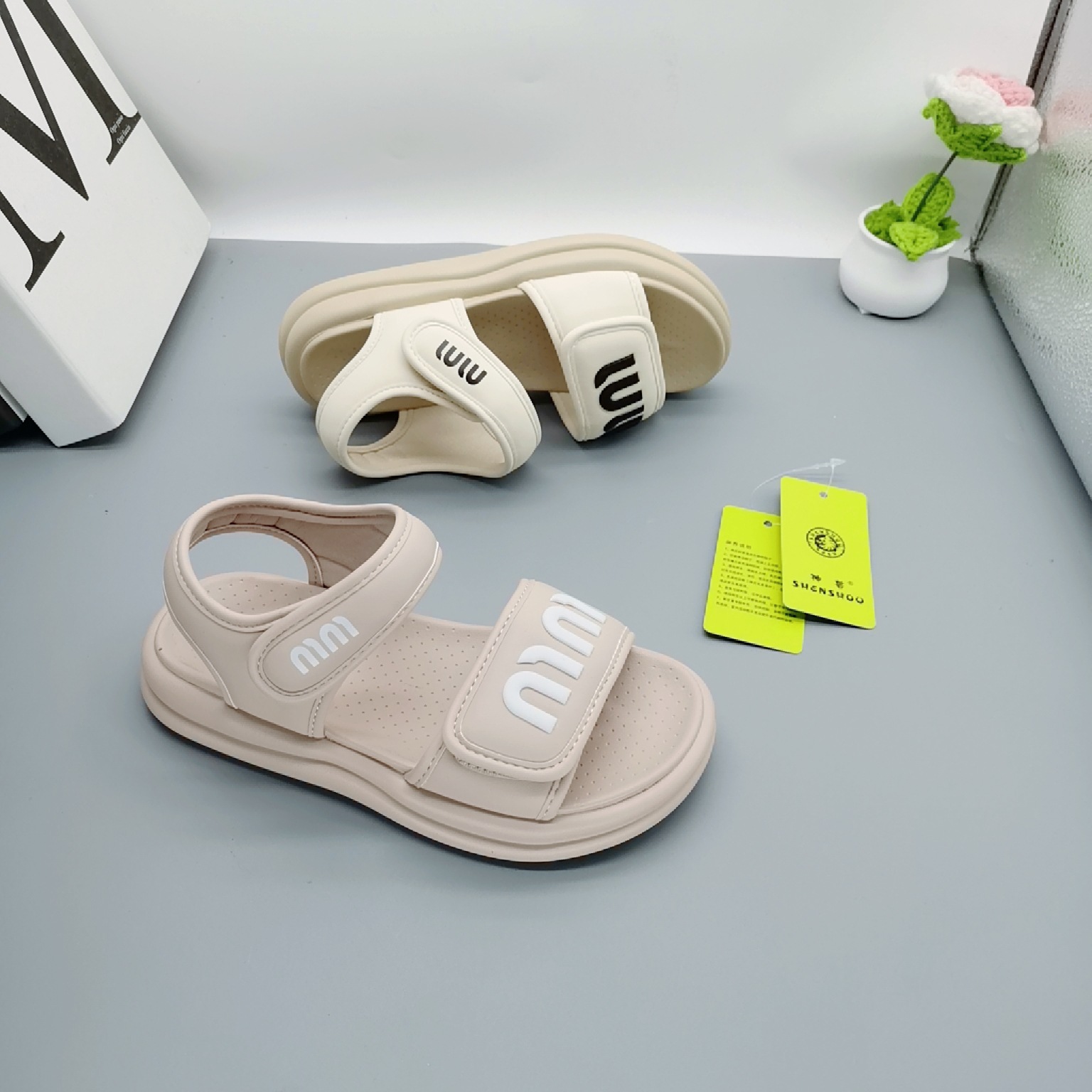 Verano estilo caliente 2025 sandalias retro mujer tesoro 8-13 años a través de la red zapatos casuales antideslizantes tendón de res zapatos de princesa zapatos de playa