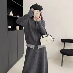 偽の2つのニットのセーターのスーツの女性の秋冬の新型の韓国版のゆったりしているカジュアルな丸首のカーディガンの半身のスカートの2つのセット