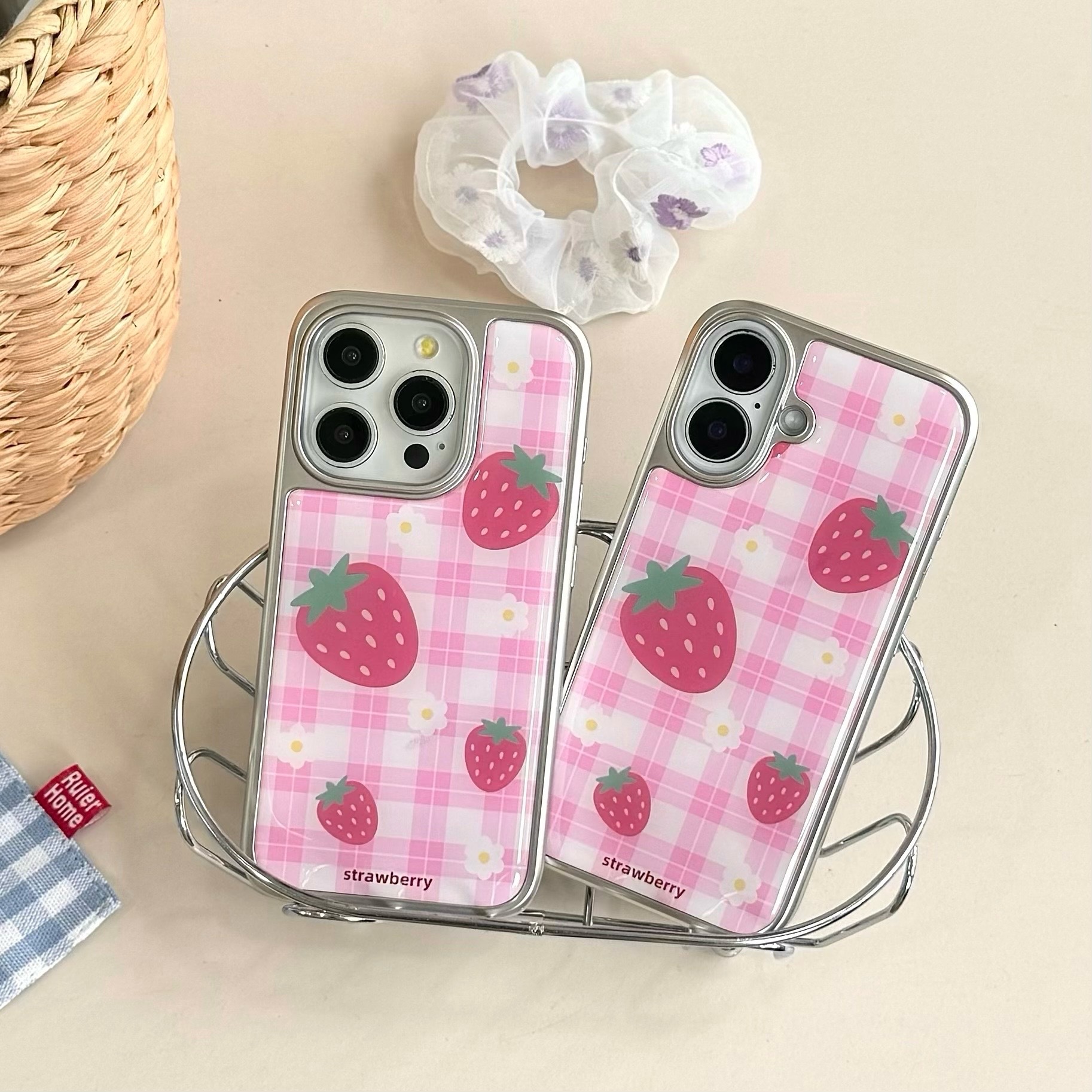 Corazón de niña fresa a cuadros rosa para Apple 16ProMax funda para teléfono móvil 15Pro Cadena 14/13 Mujer 15PM