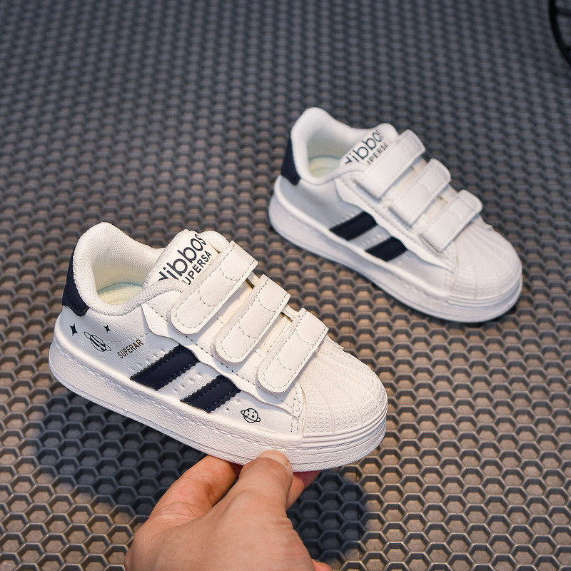 2025 primavera y otoño nuevo estilo para niños cabeza de concha zapatos casuales niñas cuatro estaciones zapatos blancos zapatos deportivos con velcro para niños
