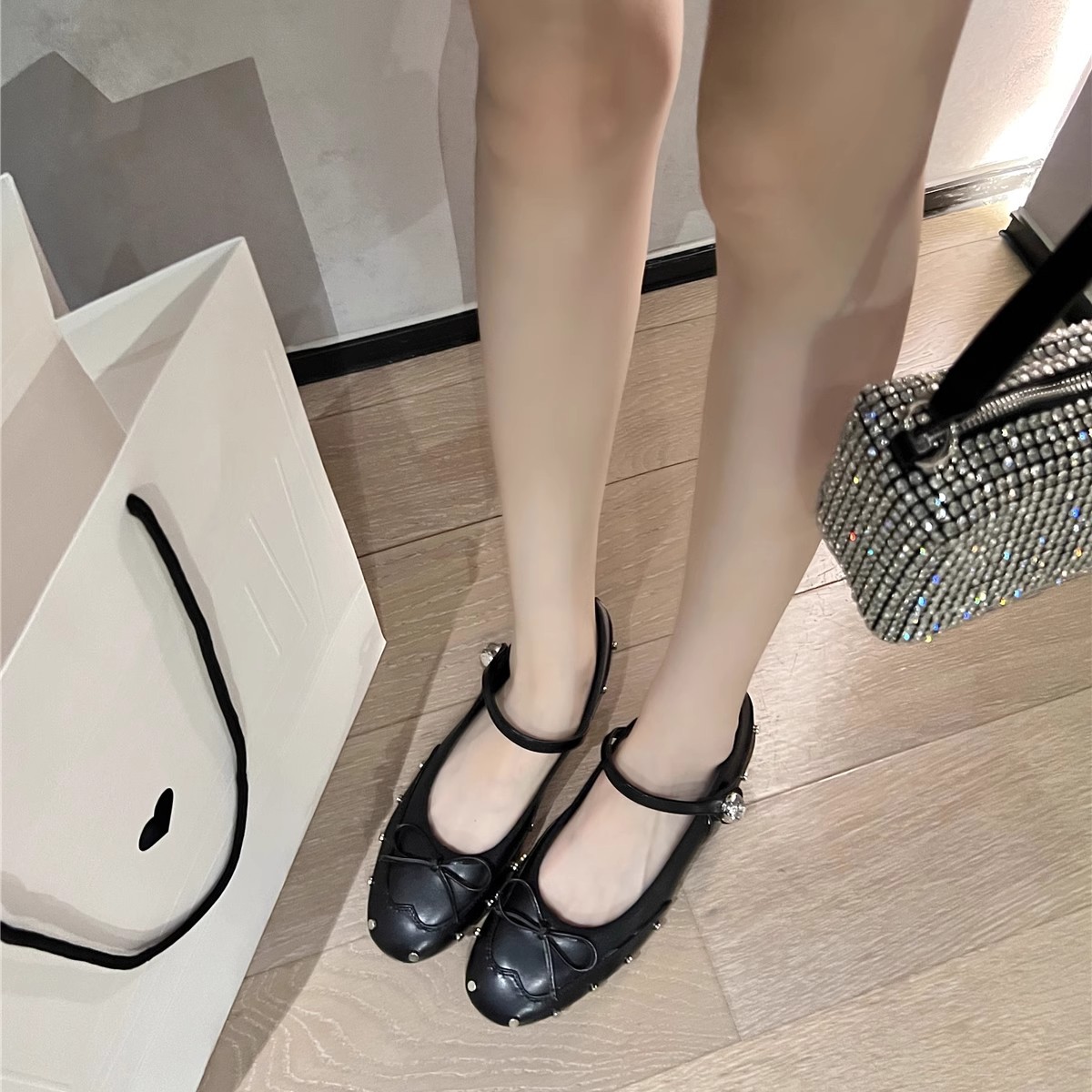 Versión de piel de oveja pequeño arco de viento de arco de alto interior zapatos de una sola mujer con remaches de boca superficial zapatos de cuero francés Marian