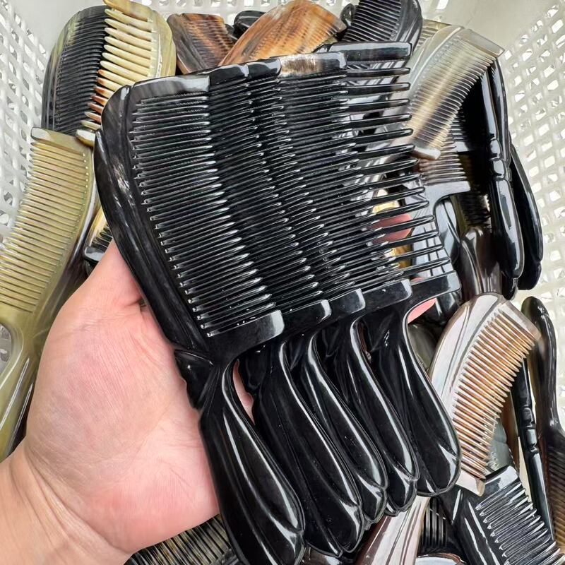 正規品の牛の角の櫛の取っ手の彫刻の櫛は厚い牛の角の歯の愛の牛の角の櫛の家庭用マッサージの櫛を作ります。|undefined