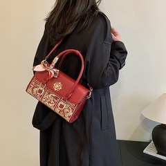 ウェディングバッグの赤い国風刺繍バッグの女性2024の新しいファッションは、シングル肩のショルダーバッグの花嫁のハンドバッグに合わせています