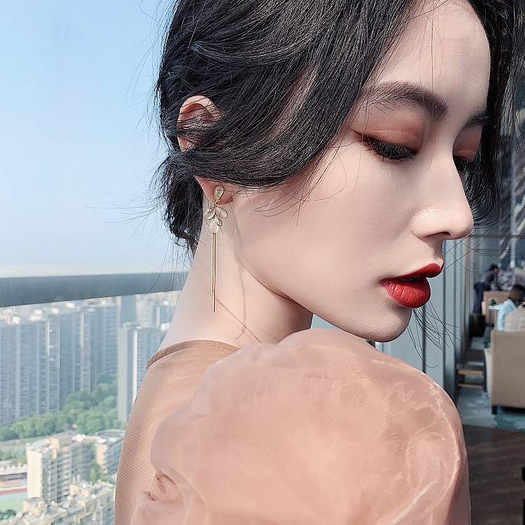 9g Weight Artificial Gemstones Inlay Material Earrings Classification Housewarming, Anniversary, Business, Wedding, Travel, Birthday, Festival Occasion Alloy Material Flower Pattern Women'S Gender Simple Style Style Silver Color Simple Style Flower Alloy Artificial Gemstones Drop Earrings 无