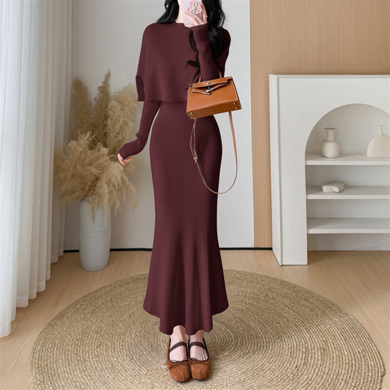 New autumn/winter collection: elegant and sophisticated knit dress, perfect for layering, with a fitted silhouette, long length, and a two-piece set including a sweater dress New autumn/winter collection: elegant and sophisticated knit dress, perfect for layering, with a fitted silhouette, long length, and a two-piece set including a sweater dress