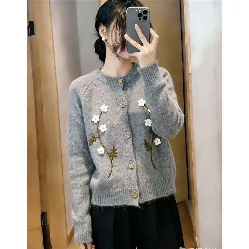 Sweet style floral embroidered knitted cardigan, new autumn and winter buttoned sweater, youthful and unique design cardigan top Sweet style floral embroidered knitted cardigan, new autumn and winter buttoned sweater, youthful and unique design cardigan top