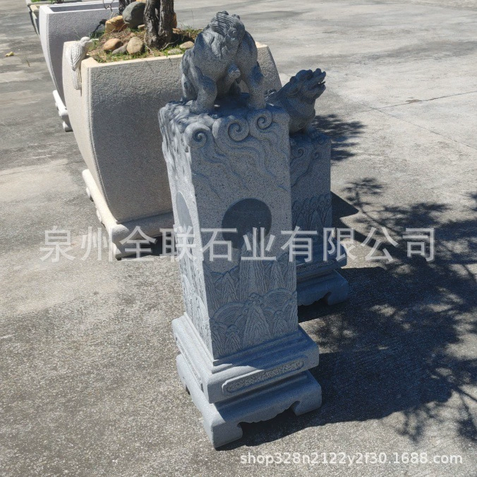 Резьба по камню связывает конные сваи и головные скульптуры в живописной местности