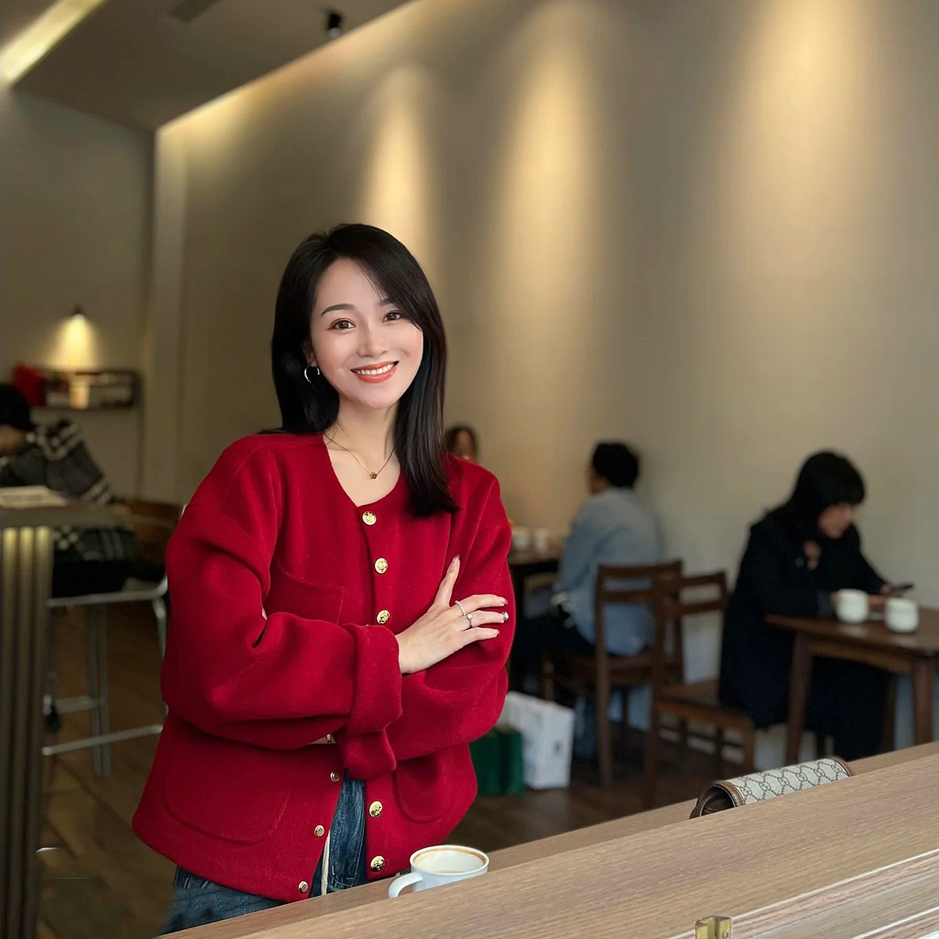 새해 분위기! 여성용 골드 버튼이있는 브림 니안 레드 100 울 작은 양면 트위드 쇼트 코트