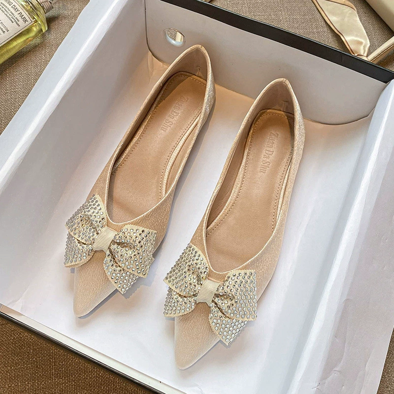 Остроконечные одиночные туфли женские плоские стразы с неглубоким ртом 2024 новый темперамент дикая мягкая подошва обувь большой размер женская обувь 41 один 43