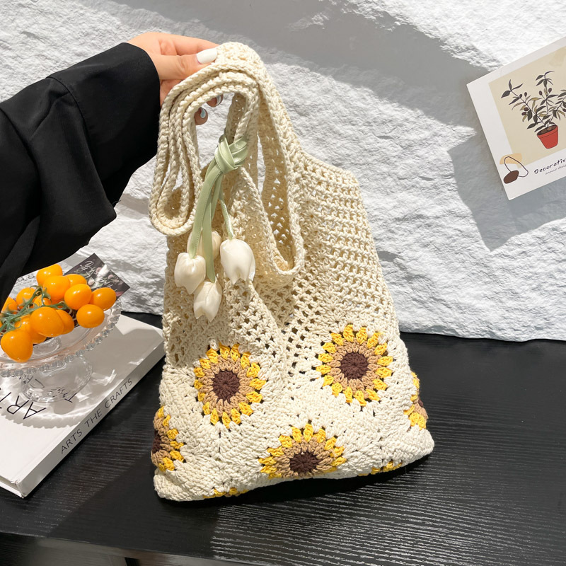 Versión coreana del bolso de nicho 2025 verano nuevo bolso femenino flor tejido bolso de hombro hueco de gran capacidad