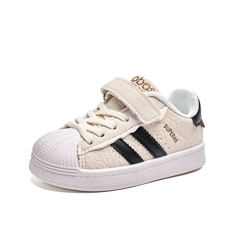 Zapatos de niñas conchas de cabeza zapatos 2025 nuevos zapatos blancos para niños marca de moda universal zapatos deportivos para niños zapatos para bebés