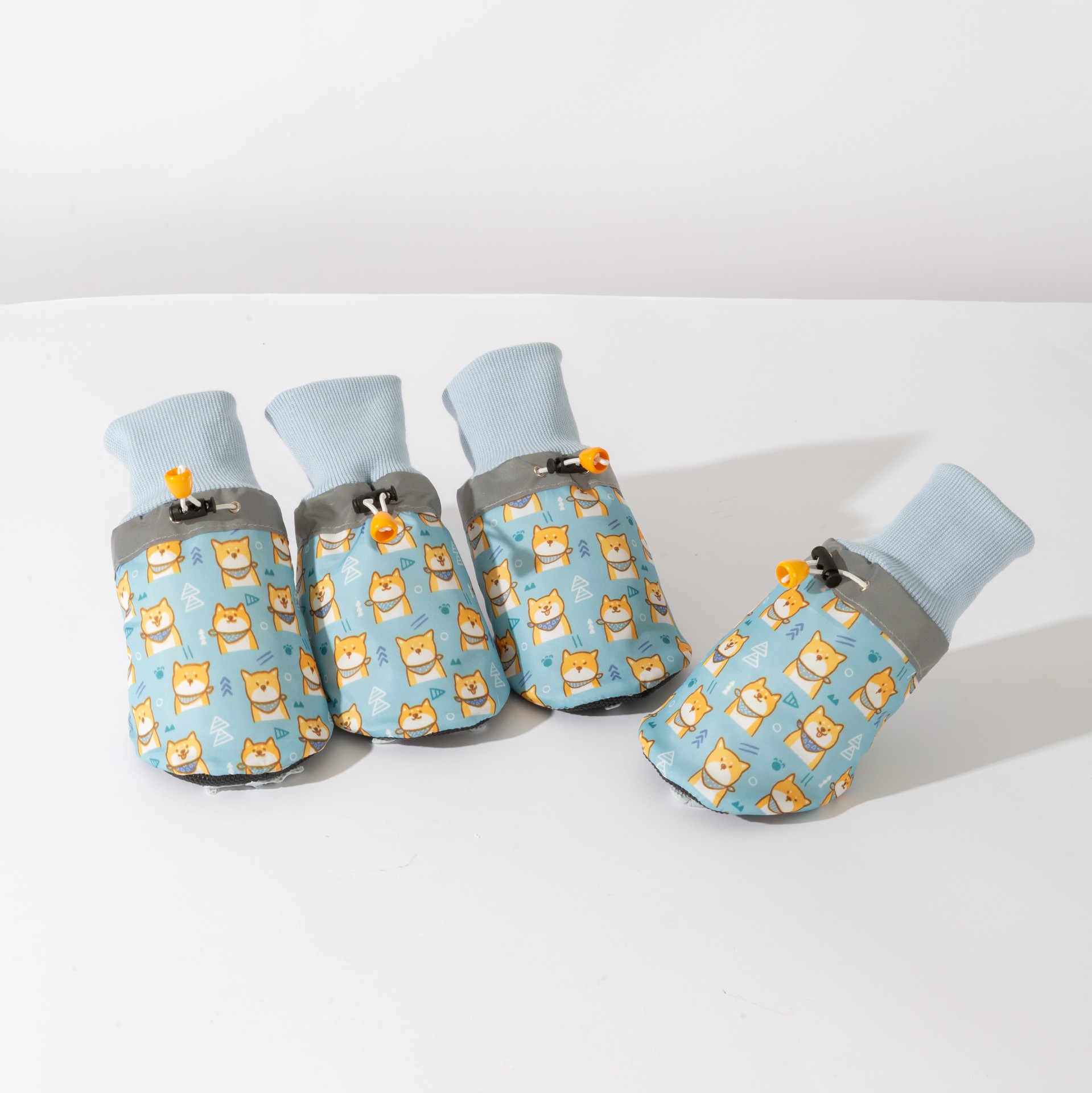 Zapatos para perros grandes Zapatos de suela blanda estampados en inglés que no caen zapatos para mascotas de perro mediano y grande primavera y otoño cubierta de pie gruesa forrada de lana image 15