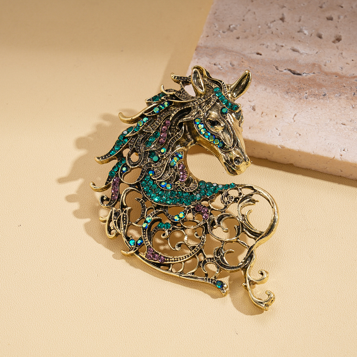 Europa y los Estados Unidos retro hacer viejos diamantes huecos broches de poni estilo palacio personalidad nicho de moda alta sensación de accesorios de pecho